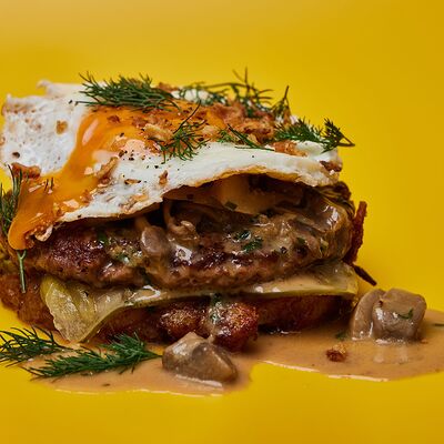Бифштекс с картофельным драником, грибным соусом и глазуньей в Крутые желтки по цене 860 ₽