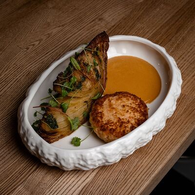 Котлета из креветок со стейком из молодой капусты в Polla Vina по цене 950 ₽