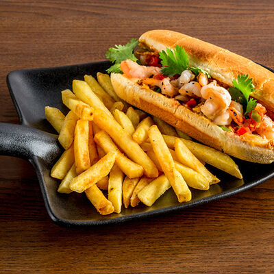 Хот дог с креветками в T.G.I. Friday's по цене 590