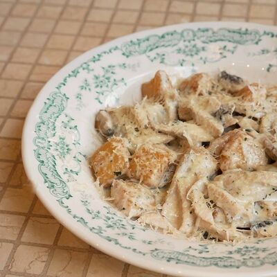 Ньокки с курицей и грибами в сливочном соусе в Мари по цене 330 ₽