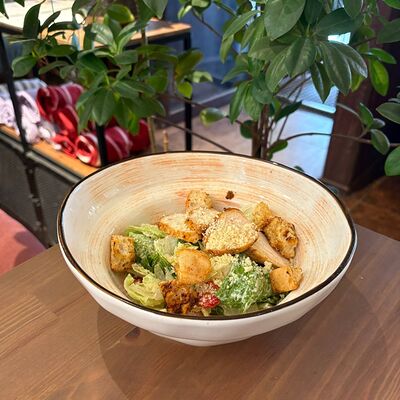 Цезарь с курицей в История любви по цене 460 ₽