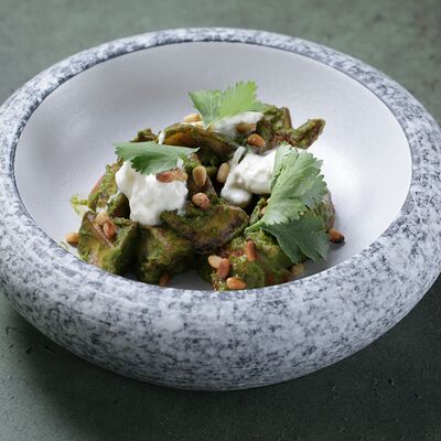 Салат с хрустящими баклажанами и соусом из кинзы в Павелецкие бани по цене 810 ₽