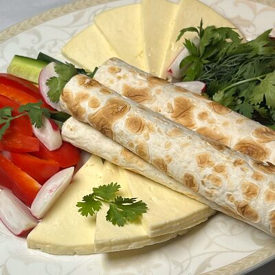 Брынза с зеленью и овощами в Urartu по цене 870 ₽