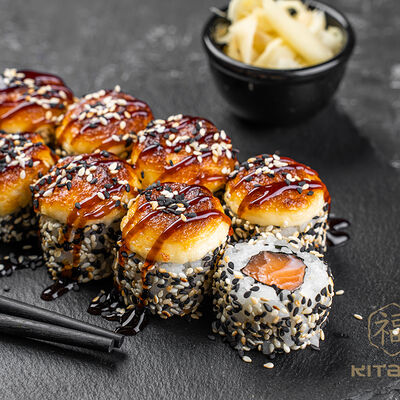 Запеченный ролл в кунжуте с лососем в Kitana по цене 612 ₽