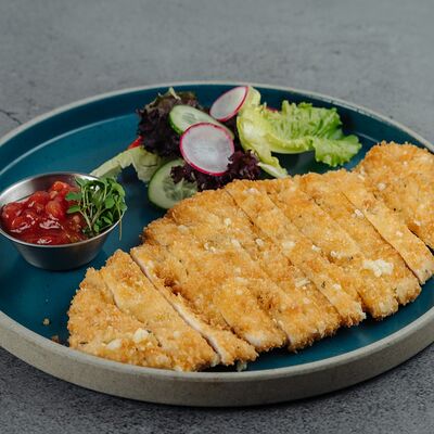 Куриный шницель в пармезане с микс салатомв В угли по цене 610 ₽