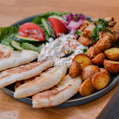 Гирос с фермерской курицей, свежими овощами и молодым картофелем в Греческая таверна by Bigvava по цене 760 ₽