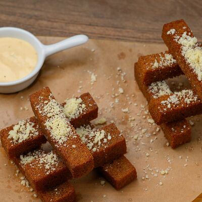 Чесночные гренки с сыром пармезан и соусом дорблю в Bronze lion по цене 430 ₽