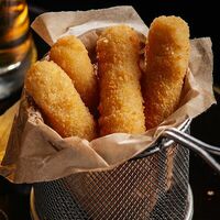 Сырные палочки с ягодным соусом в О`Briens