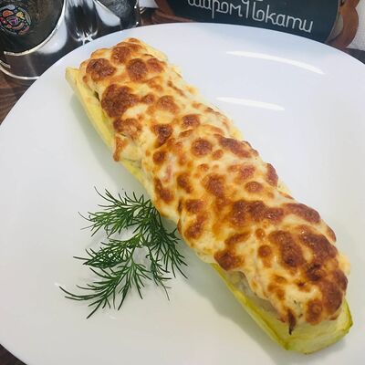 Кабачок-лодочка с мясной начинкой в Шаромпокати по цене 235 ₽