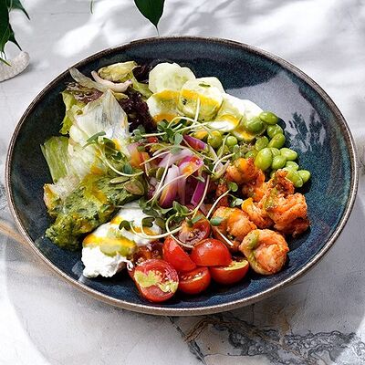 Салат с жареными креветками, киноа, гуакамоле и дзадзыки в Мясо & Рыба по цене 890 ₽