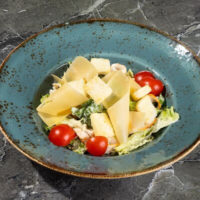 Салат Цезарь с курицей в Фореста Фестиваль Парк по цене 650 ₽