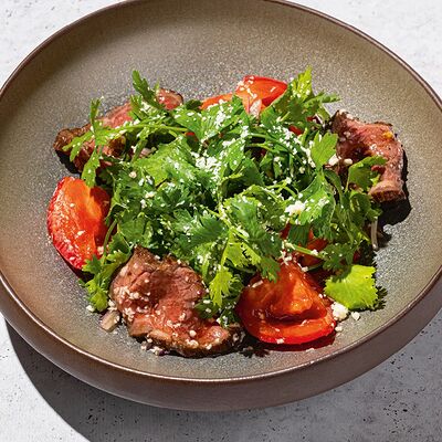 Салат с ростбифом, томатами и зеленью в Антрекот по цене 625 ₽