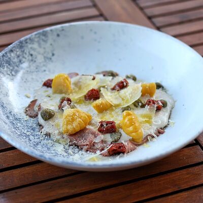 Вителло Тоннато, Пикулив Napoli Italian bistro по цене 740 ₽