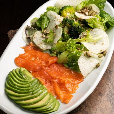 Зеленый салат со слабосоленой форелью в CAFE 15/86 по цене 1350 ₽