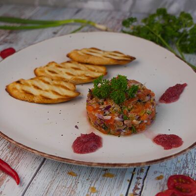 Тартар из лососевых с хрустящим багетом в Гастробар Крапива по цене 580 ₽