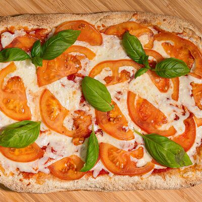 Пицца Маргарита с томатами и базиликом в 4 СЫРА по цене 680 ₽