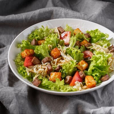 Теплый салат с говядиной и сыром халуми в Бабка Тарахто по цене 695 ₽