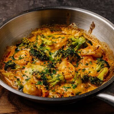 Креветки с брокколи в соусе сливочный биск, запеченные под костромским сыром в Cruise по цене 1350 ₽