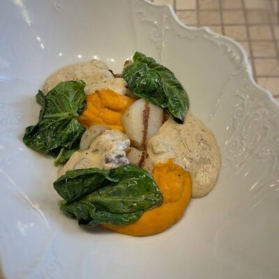 Гребешок с белыми грибами и тыквенным пюре в Мари по цене 930 ₽