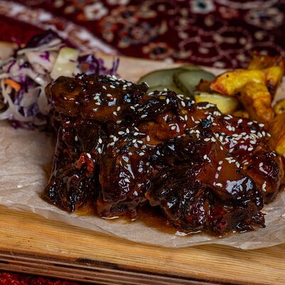 Говяжьи ребра с глазурью из сладкого чили и кунжутом в Ребра по цене 1320 ₽