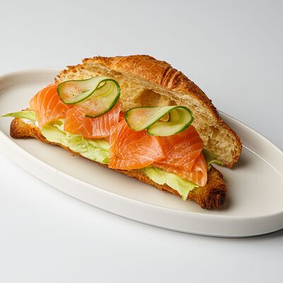 Круассан с лососемв Avo kitchen & bar по цене 690 ₽