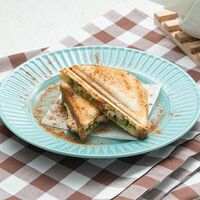 Сэндвич с говядиной, сыром и томатами в Пельмеша