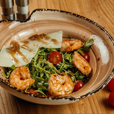 Руккола с креветками в Leo Lounge по цене 760 ₽