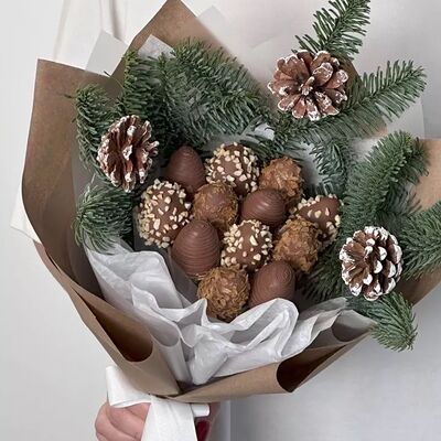 Букет из клубники в шоколаде и нобилиса на Новый год №2 в Lovely Berry по цене 4900 ₽