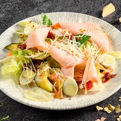 Салат с пастрами из индейки в Мускат по цене 550 ₽