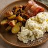 Скрембл с беконом и жареным картофелемв Паруса по цене 690