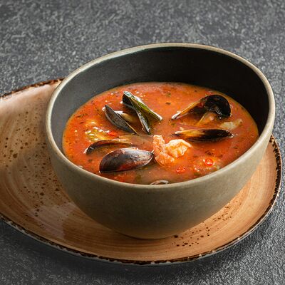 Томатный суп с морепродуктами, имбирем и листьями лайма в Jager restopub по цене 690 ₽
