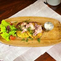 Драники с беконом и сметаной в Asado