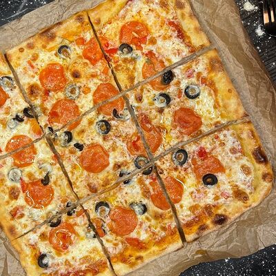 Пицца пепперони в Kirova street по цене 650 ₽