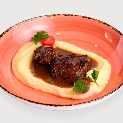 Говяжьи щечки с картофельным пюре в Самое популярное кафе по цене 490