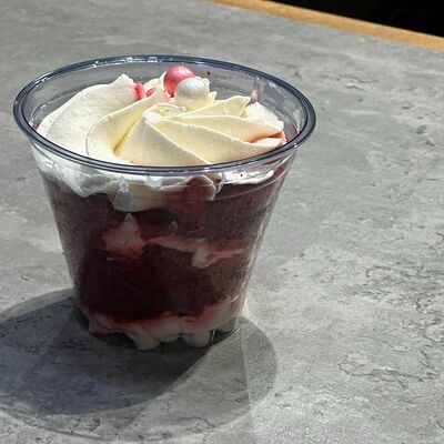 Трайфл Красный бархат в Black Hot Coffee по цене 405 ₽