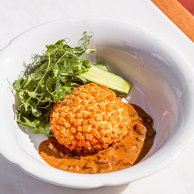 Пожарская котлета c грибным соусом и малосольным огурцом в Brasserie Lambic по цене 860 ₽