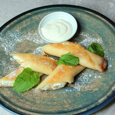 Блинчики с творогом и изюмом с ягодным муссом в Blackberry по цене 9 р.