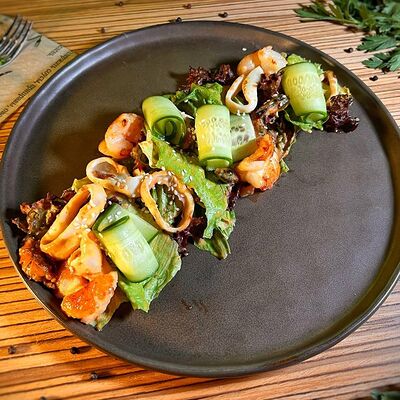 Салат с морепродуктами и ореховым соусом в Пивная №1 по цене 675 ₽