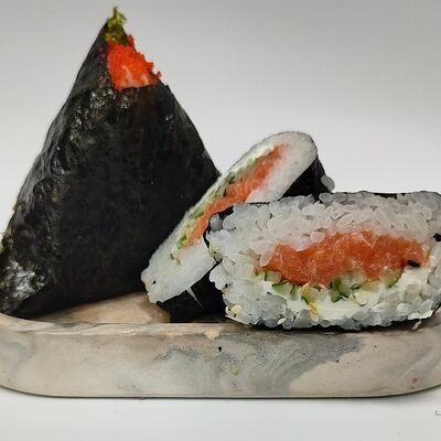 Онигири с курицей в АмиРолл по цене 202 ₽