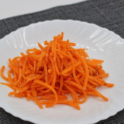 Морковь по-корейски в Чёрный и белый по цене 78 ₽
