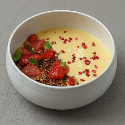 Гранола с манговым йогуртом в Диккенс по цене 420 ₽