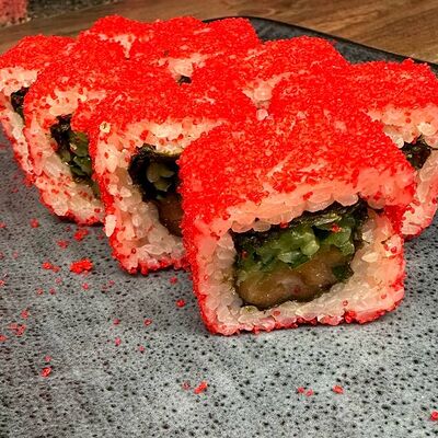 Калифорния с лососем в Sushi town по цене 450 ₽