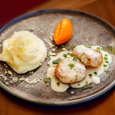 Рубленая котлета с крабом и креветками, картофельным пюре и соусом бискв Brera по цене 1600 ₽