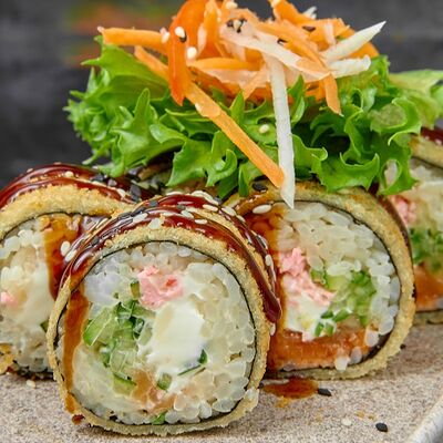 Темпурный ролл с лососем в 96 азиаток по цене 885 ₽