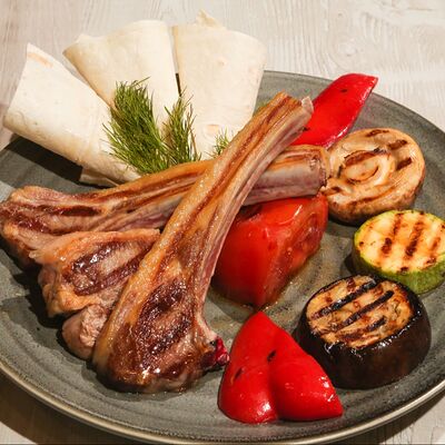 Баранья корейка с овощами в бакинском стиле в Троя по цене 1200 ₽