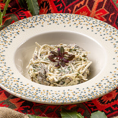 Салат с телятиной, редькой и домашним майонезом в Хмели & Сунели по цене 610 ₽