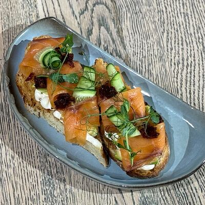 Брускетта с лососем и авокадо в Сквер по цене 530 ₽