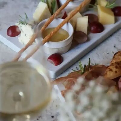 Сырная тарелка в Tin по цене 1200 ₽