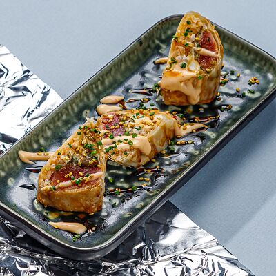 Филло ролл с тунцом и соусом спайси в Skybar по цене 350 ₽