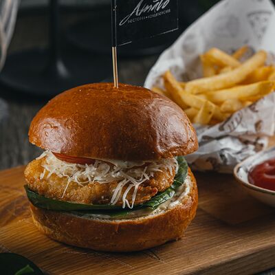 Бургер цезарь с курицей в Amato по цене 1065 ₽